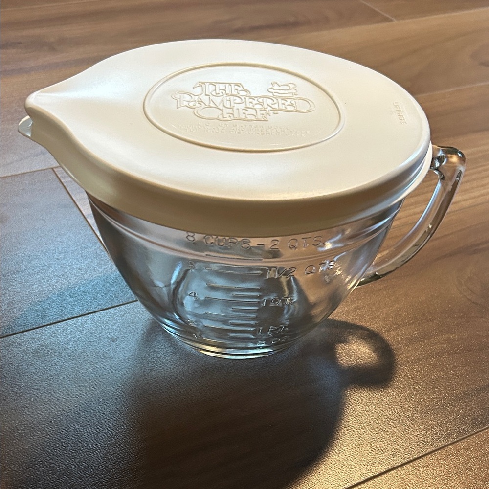 Pampered Chef Glass Measuring Cup with Cream Lid